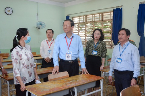 Mời xem bài giải các môn thi tốt nghiệp THPT 2023 - Ảnh 1. Thứ trưởng Phạm Ngọc Thưởng kiểm tra công tác chuẩn bị thi tốt nghiệp THPT 2023 tại Bình Dương ngày 22-6 - Ảnh: T.C.