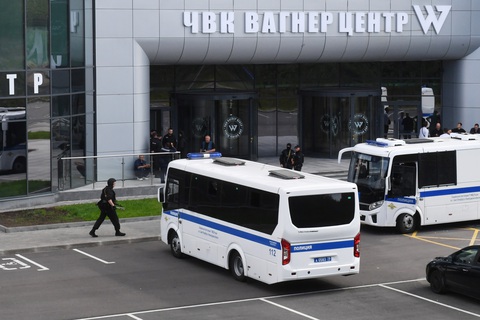 Nga phong tỏa tòa nhà chính của Wagner ở thành phố St. Petersburg - Ảnh 2. Cảnh sát Nga bên ngoài tòa nhà chính của Wagner ở thành phố St. Petersburg vào ngày 24-6 - Ảnh: AFP