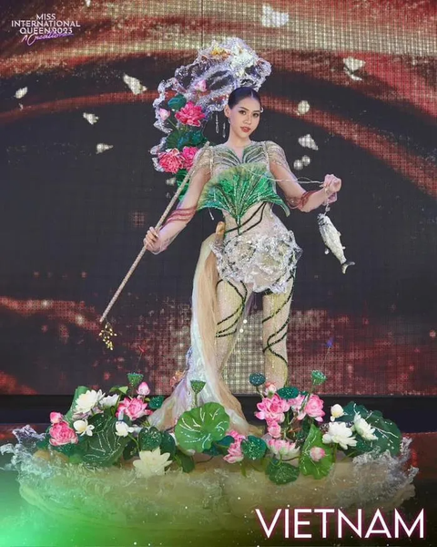 Dịu Thảo xin lỗi vì 'out' Top 6 Miss International Queen 2023 - Ảnh 2. Dịu Thảo và trang phục đoạt giải Best National Costume