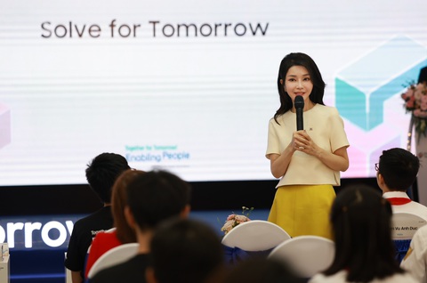 Đệ nhất phu nhân Hàn Quốc với chương trình trách nhiệm xã hội cùng học sinh Việt Nam - Ảnh 3. Đệ nhất phu nhân Hàn Quốc Kim Keon Hee gửi lời động viên đến các em học sinh - Ảnh: Samsung cung cấp.