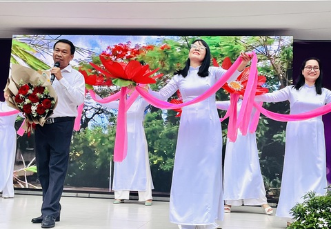 Thầy hiệu trưởng hát 'Phượng Hồng' tặng học sinh ngày ra trường - Ảnh 1. Thầy Đỗ Đình Đảo hát Phượng Hồng cùng học sinh múa minh họa tại lễ tri ân và trưởng thành của trường tối 23-6 - Ảnh: MỸ DUNG