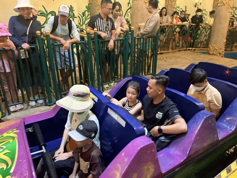 Ấn tượng cùng WonderFest 2023 trên 'đảo cổ tích' - Ảnh 7. Gia đình anh Hưng cùng nhau trải nghiệm trò Tata World River - Ảnh: MH