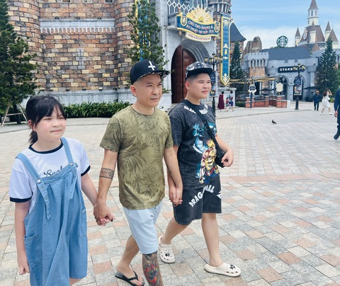 Ấn tượng cùng WonderFest 2023 trên 'đảo cổ tích' - Ảnh 6. Gia đình anh Long thích thú sau khi trải nghiệm xong "Rạp phim bay" - Ảnh: MH
