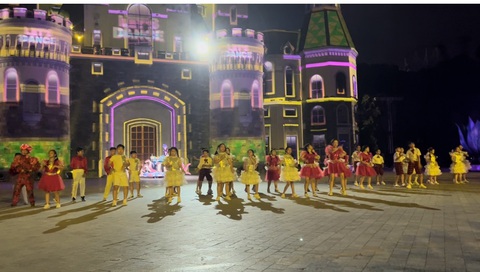 Ấn tượng cùng WonderFest 2023 trên 'đảo cổ tích' - Ảnh 11. Hàng trăm em nhỏ ở Nhà thiếu nhi tưng bừng nhảy múa tại Tata Show - Ảnh: MH