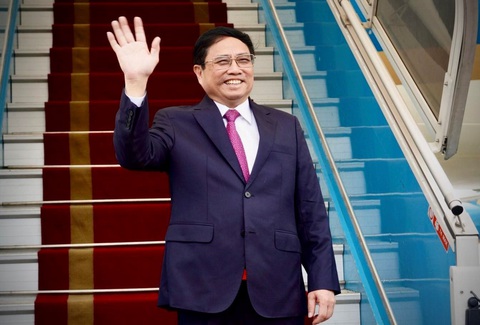 Thủ tướng Phạm Minh Chính lên đường thăm Trung Quốc - Ảnh 1. Thủ tướng Phạm Minh Chính vẫy tay chào khi lên chuyên cơ sang thăm chính thức Trung Quốc - Ảnh: NGỌC AN