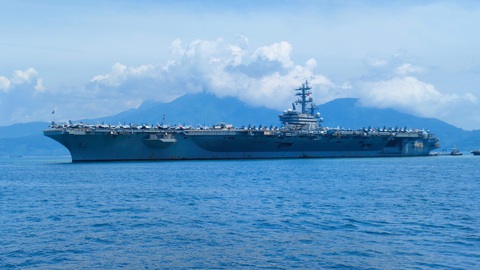 Tàu sân bay USS Ronald Regan neo đậu tại vịnh Đà Nẵng trưa ngày 25-6 - Ảnh: T.S.H Tàu sân bay USS Ronald Reagan neo đậu tại vịnh Đà Nẵng trưa 25-6 - Ảnh: T.S.H