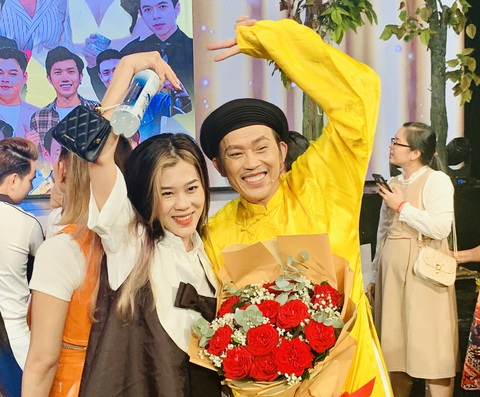 Hoài Linh trong vòng tay yêu thương của khán giả - HOÀI PHƯƠNG Hoài Linh trong vòng tay yêu thương của khán giả - Ảnh: HOÀI PHƯƠNG
