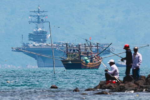Tàu sân bay USS Ronald Reagan vào cảng Tiên Sa Đà Nẵng ngày 25-6-2023 - Ảnh: NGÔ TRẦN HẢI AN Trong chuyến thăm lần này, các nhóm sĩ quan và thủy thủ đoàn tham gia một số hoạt động cộng đồng tại Đà Nẵng như giao lưu văn nghệ, thể thao, ẩm thực, tiếng Anh; hoạt động nhân đạo tại Làng Hy vọng, Trung tâm Nuôi dưỡng trẻ mồ côi Hoa Mai - Ảnh: NGÔ TRẦN HẢI AN