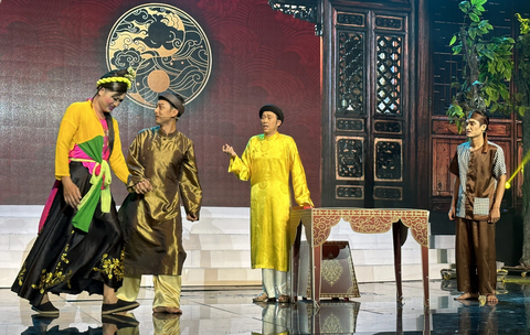 Nghệ sĩ Hoài Linh (thứ hai, từ phải vào) góp sức cùng Cát Phượng xây dựng sân khấu hài - Ảnh: TÔ HIẾU Nghệ sĩ Hoài Linh (thứ hai, từ phải sang) góp sức cùng Cát Phượng xây dựng sân khấu hài - Ảnh: TÔ HIẾU