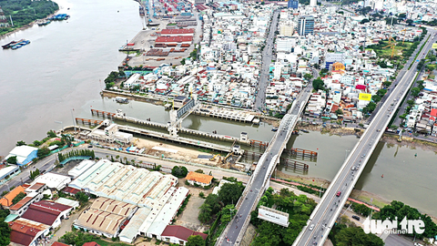 Mong chờ từ chính sách mới: TP.HCM sớm thoát cảnh ngập nước, kẹt xe - Ảnh 1. Dự án chống ngập do triều cường tại khu vực cầu Tân Thuận, quận 7, TP.HCM - Ảnh: TỰ TRUNG
