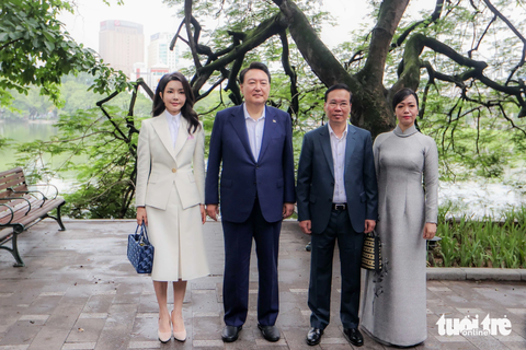 Chương mới cho quan hệ Việt - Hàn - Ảnh 1. Chủ tịch nước Võ Văn Thưởng, Tổng thống Hàn Quốc Yoon Suk Yeol cùng hai phu nhân chụp ảnh lưu niệm tại hồ Gươm - Ảnh: NGUYỄN KHÁNH