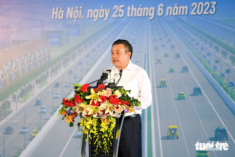 Thủ tướng phát lệnh khởi công dự án đường vành đai 4 - vùng thủ đô trị giá gần 86.000 tỉ - Ảnh 2. Chủ tịch UBND TP Hà Nội Trần Sỹ Thanh phát biểu - Ảnh: NAM TRẦN