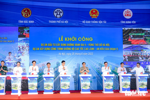 Thủ tướng phát lệnh khởi công dự án đường vành đai 4 - vùng thủ đô trị giá gần 86.000 tỉ - Ảnh 4. Đúng 9h45, Thủ tướng bấm nút phát lệnh khởi công dự án - Ảnh: NAM TRẦN