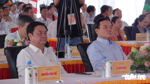 Phó thủ tướng Trần Lưu Quang nhấn nút khởi công cao tốc Cao Lãnh - An Hữu - Ảnh 1. Phó thủ tướng Trần Lưu Quang (bên phải) và ông Lê Minh Hoan - bộ trưởng Bộ Nông nghiệp và Phát triển nông thôn (bên trái) - dự lễ khởi công cao tốc Cao Lãnh - An Hữu tại điểm cầu tỉnh Đồng Tháp - Ảnh: ĐẶNG TUYẾT