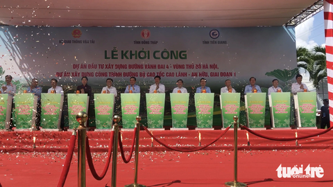 Phó thủ tướng Trần Lưu Quang nhấn nút khởi công cao tốc Cao Lãnh - An Hữu - Ảnh 2. Lãnh đạo trung ương và địa phương nhấn nút khởi công cao tốc Cao Lãnh - An Hữu - Ảnh: ĐẶNG TUYẾT