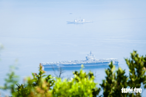 Nhóm tàu sân bay USS Ronald Regan tiến vào vịnh Đà Nẵng - Ảnh 1. Tàu sân bay USS Ronald Reagan (CVN 76) và tàu tuần dương USS Antietam (CG-54) tiến vào vịnh Đà Nẵng lúc 9h ngày 25-6 - Ảnh: TẤN LỰC