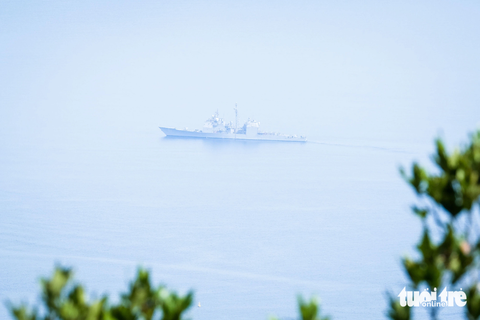 Nhóm tàu sân bay USS Ronald Regan tiến vào vịnh Đà Nẵng - Ảnh 2. Dẫn đầu nhóm tàu là tàu tuần dương USS Antietam (CG-54) thuộc lớp Ticonderoga - Ảnh: TẤN LỰC