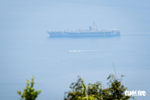 Nhóm tàu sân bay USS Ronald Regan tiến vào vịnh Đà Nẵng - Ảnh 3. Tàu sân bay USS Ronald Reagan vào vịnh Đà Nẵng - Ảnh: TẤN LỰC