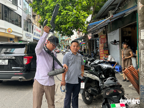 Nhiều nơi 'phá sóng' chìa khóa thông minh, Cục Tần số vào cuộc kiểm tra - Ảnh 1. Cán bộ Cục Tần số vô tuyến điện dùng thiết bị chuyên dụng đo đạc tần số, phát hiện thiết bị gây nhiễu - Ảnh: PHẠM TUẤN