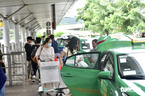 Xử lý dứt điểm taxi "chặt chém" ở sân bay - Ảnh 1. Nhằm ngăn chặn nạn gian lận cước taxi, các đơn vị quản lý cần kiểm tra chặt và xử lý mạnh để răn đe. Trong ảnh: hành khách đón taxi tại sân bay Tân Sơn Nhất (TP.HCM) chiều 24-6 - Ảnh: T.T.D.