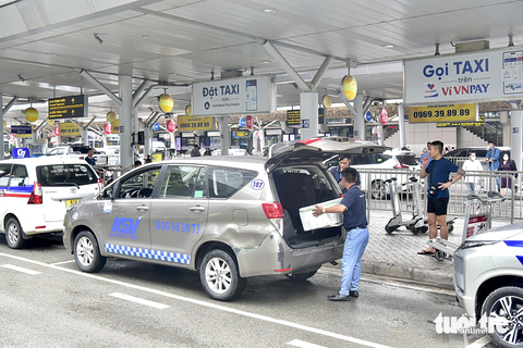 Xử lý dứt điểm taxi "chặt chém" ở sân bay - Ảnh 5. Khách đón taxi tại sân bay Tân Sơn Nhất chiều 24-6 - Ảnh: T.T.D.