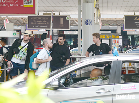 Xử lý dứt điểm taxi "chặt chém" ở sân bay - Ảnh 8. Du khách nước ngoài đến sân bay Tân Sơn Nhất (TP.HCM) tham quan du lịch dễ bị taxi “bắt chẹt” - Ảnh: TỰ TRUNG