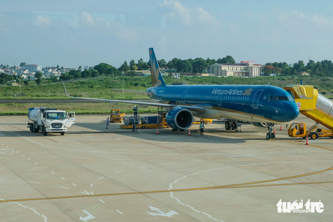 Có phương án chuyển nhượng Công ty TNHH MTV Nhiên liệu hàng không (Skypec) từ Vietnam Airlines về PVN - Ảnh: QUANG ĐỊNH Có phương án chuyển nhượng Công ty TNHH MTV Nhiên liệu hàng không (Skypec) từ Vietnam Airlines về PVN. Trong ảnh: xe bồn Skypec tiếp nhiên liệu cho máy bay Vietnam Airlines - Ảnh: QUANG ĐỊNH