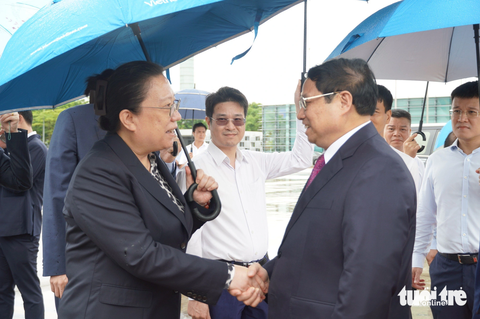 Thủ tướng Phạm Minh Chính lên đường thăm chính thức Trung Quốc - Ảnh 2. Bà Hy Tuệ, đại biện lâm thời Đại sứ quán Trung Quốc, ra sân bay tiễn Thủ tướng Phạm Minh Chính - Ảnh: NGỌC AN