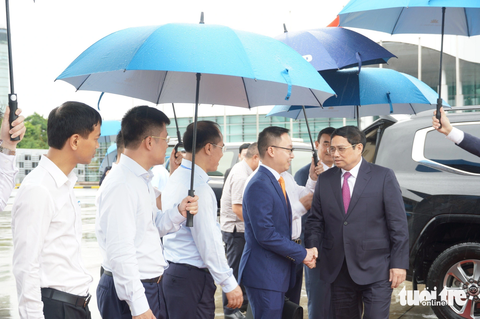Thủ tướng Phạm Minh Chính lên đường thăm chính thức Trung Quốc - Ảnh 4. Thủ tướng bắt tay các đại diện bộ, ngành Việt Nam ra tiễn - Ảnh: NGỌC AN