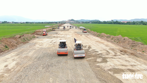 Vướng mặt bằng, nhà thầu sợ chậm tiến độ cao tốc Vân Phong - Nha Trang - Ảnh 3. Dự án cao tốc Vân Phong - Nha Trang được thi công hơn 5 tháng qua