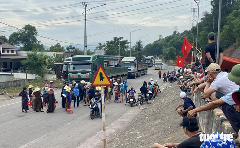 Người dân mang con trẻ chặn xe tải ra vào cảng biển quốc tế - Ảnh 1. Người dân chặn xe tải vào cảng Vissai, Nghi Lộc, Nghệ An trưa 25-6 - Ảnh: DOÃN HÒA