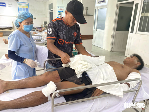 CLB hạng nhì Quảng Nam gặp tai nạn ô tô, một cầu thủ qua đời - Ảnh 4. Cầu thủ Lương Quang Huy - một nạn nhân vụ tai nạn ô tô của CLB trẻ Quảng Nam đang nằm viện ở bệnh viện đa khoa Quảng Nam - Ảnh: LÊ TRUNG