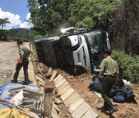Vụ xe của Câu lạc bộ Bóng đá trẻ Quảng Nam đâm vào vách núi: Nguyên nhân do xe khách mất phanh - Ảnh 1. Hiện trường vụ tai nạn - Ảnh: P.H.