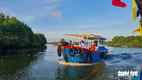 Muốn đến Cồn Chim, du khách phải ngồi thuyền khoảng 15 phút băng xuyên vào đầm Thị Nại - Ảnh: LÂM THIÊN Muốn đến Cồn Chim, du khách ngồi thuyền khoảng 15 phút xuyên đầm Thị Nại - Ảnh: LÂM THIÊN
