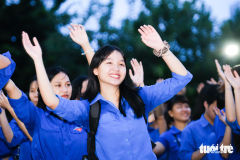 Ngất ngây, cuồng nhiệt với ban nhạc Hải quân Mỹ - Ảnh 1. Các bạn trẻ TP Đà Nẵng hòa theo màn trình diễn sôi động của ban nhạc Hải quân Mỹ - Ảnh: TẤN LỰC