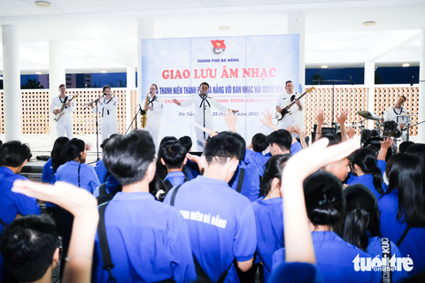 Ngất ngây, cuồng nhiệt với ban nhạc Hải quân Mỹ - Ảnh 2. Đêm giao lưu âm nhạc diễn ra tại khuôn viên Thành đoàn Đà Nẵng - Ảnh: TẤN LỰC