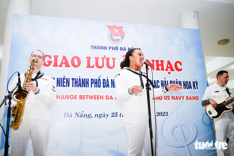 Ngất ngây, cuồng nhiệt với ban nhạc Hải quân Mỹ - Ảnh 3. Ashley Pollock, giọng ca chính của ban nhạc Hải quân Mỹ, trình diễn - Ảnh: TẤN LỰC
