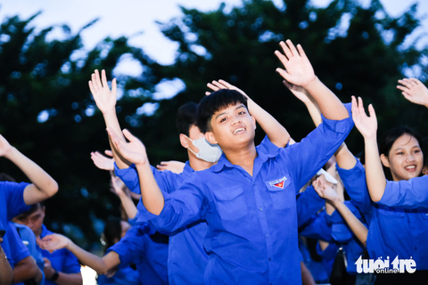 Ngất ngây, cuồng nhiệt với ban nhạc Hải quân Mỹ - Ảnh 4. Những cánh tay đưa lên hòa với giai điệu của các ca sĩ từ nước Mỹ - Ảnh: TẤN LỰC