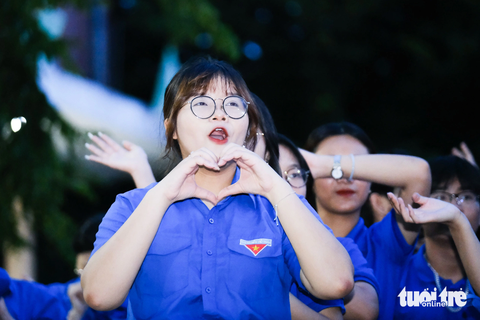 Ngất ngây, cuồng nhiệt với ban nhạc Hải quân Mỹ - Ảnh 5. Một bạn trẻ 'thả tim' thể hiện sự yêu mến các thành viên ban nhạc - Ảnh: TẤN LỰC