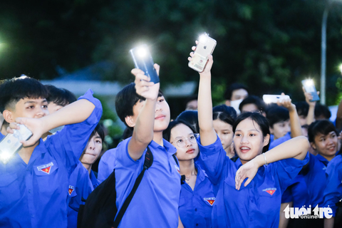 Ngất ngây, cuồng nhiệt với ban nhạc Hải quân Mỹ - Ảnh 6. Đêm tối, các bạn bật đèn flash điện thoại để khích lệ tinh thần ban nhạc - Ảnh: TẤN LỰC