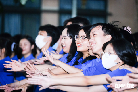 Ngất ngây, cuồng nhiệt với ban nhạc Hải quân Mỹ - Ảnh 7. Các bạn trẻ Đà Nẵng dành sự yêu mến cho ban nhạc Hải quân Mỹ - Ảnh: TẤN LỰC