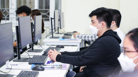 Vào đại học: Dễ hay khó? - Kỳ 3: 'Cửa' đánh giá năng lực vẫn còn lạ lẫm - Ảnh 2. Thí sinh làm bài thi trên máy với sự giám sát chặt chẽ của giám thị và camera - Ảnh: ĐHQGHN