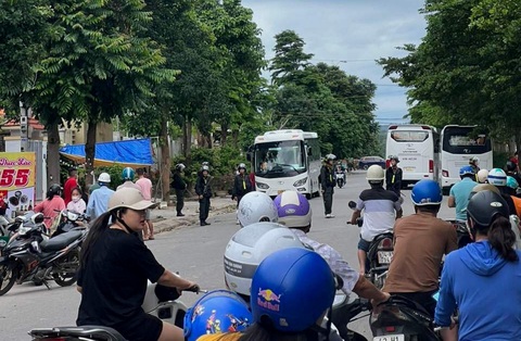 Đường dây buôn lậu vàng qua cửa khẩu Lao Bảo là đường dây ‘nội tộc’ - Ảnh 1. Bộ Công an tổ chức khám xét nhà của những người liên quan trong đường dây buôn lậu vàng tại thị trấn Lao Bảo - Ảnh: H.T