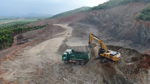 Thi công cao tốc Vân Phong - Nha Trang đoạn qua thị xã Ninh Hòa - Ảnh: TRẦN HƯỚNG