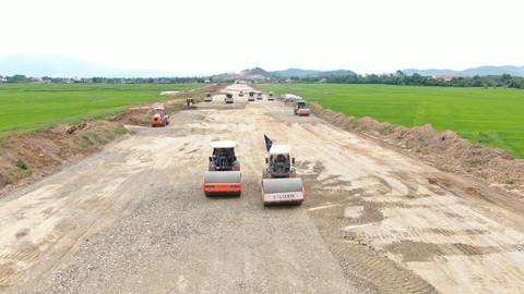 Cao tốc Vân Phong - Nha Trang vướng mặt bằng vì chưa đền bù được vườn dó bầu - Ảnh 4. Dự án cao tốc Vân Phong - Nha Trang đang thi công - Ảnh: TRẦN HƯỚNG