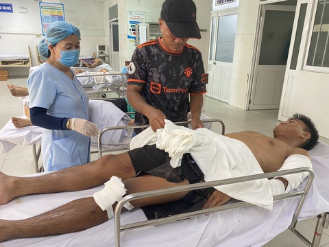 Lời kể của cầu thủ bị thương sau vụ lật xe chở đội trẻ Quảng Nam ở đèo Vi Ô Lắc - Ảnh 1. Cầu thủ Lương Quang Huy được đưa vào khoa cấp cứu Bệnh viện Đa khoa Quảng Nam sau vụ tai nạn - Ảnh: LÊ TRUNG