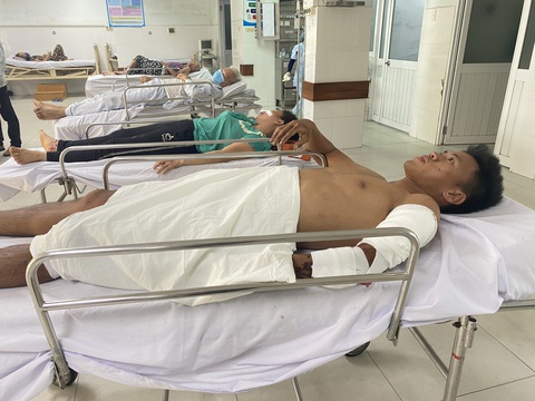 Lời kể của cầu thủ bị thương sau vụ lật xe chở đội trẻ Quảng Nam ở đèo Vi Ô Lắc - Ảnh 3. Cầu thủ Lương Quang Huy bị chấn thương nhiều nơi trên người - Ảnh: LÊ TRUNG