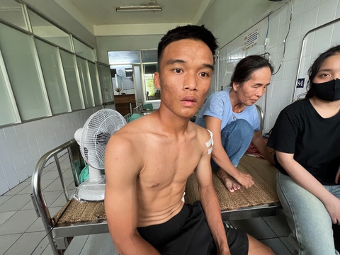 Lời kể của cầu thủ bị thương sau vụ lật xe chở đội trẻ Quảng Nam ở đèo Vi Ô Lắc - Ảnh 4. Cầu thủ Nguyễn Phi Hùng đang được điều trị ở Bệnh viện Đa khoa Quảng Nam - Ảnh: LÊ TRUNG