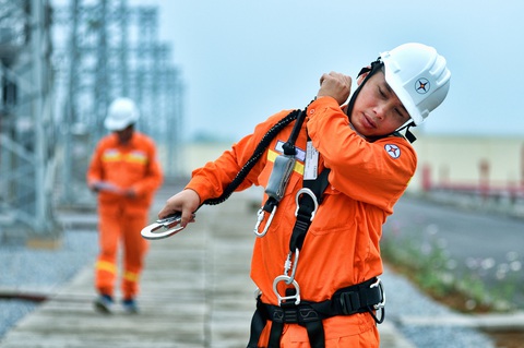 EVN báo cáo Thủ tướng: Sẽ kiểm điểm các đơn vị khi để thiếu điện - Ảnh 1. EVN sẽ thực hiện kiểm điểm các đơn vị nếu để thiếu điện - Ảnh: LÝ HOÀNG LONG