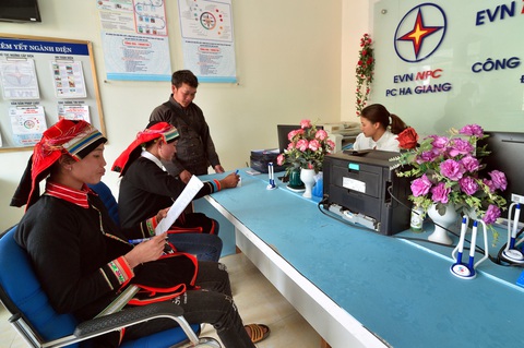 Vượt núi, băng rừng "cõng" điện lên vùng biên ải - Ảnh 4. Bà con dân tộc vùng cao đăng ký sử dụng điện